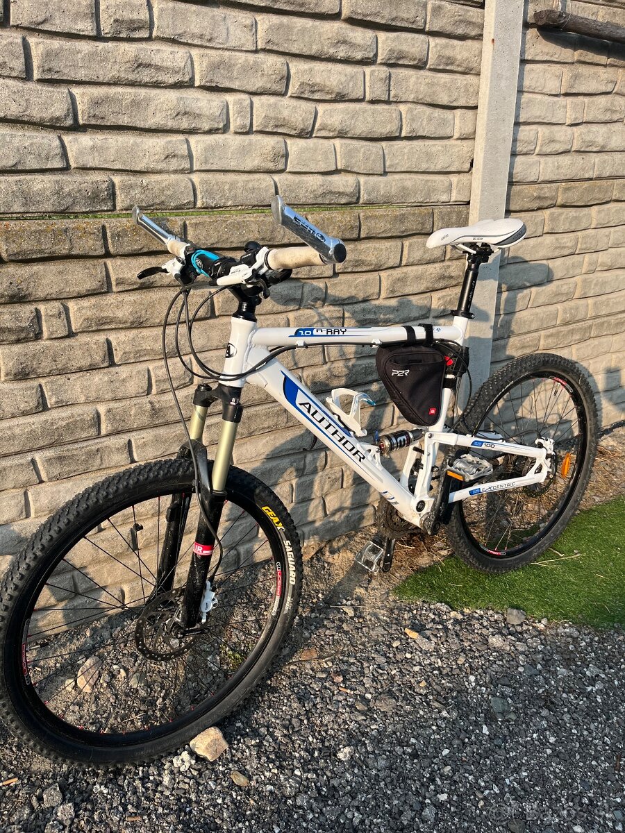 Celoodpružený horský bicykel