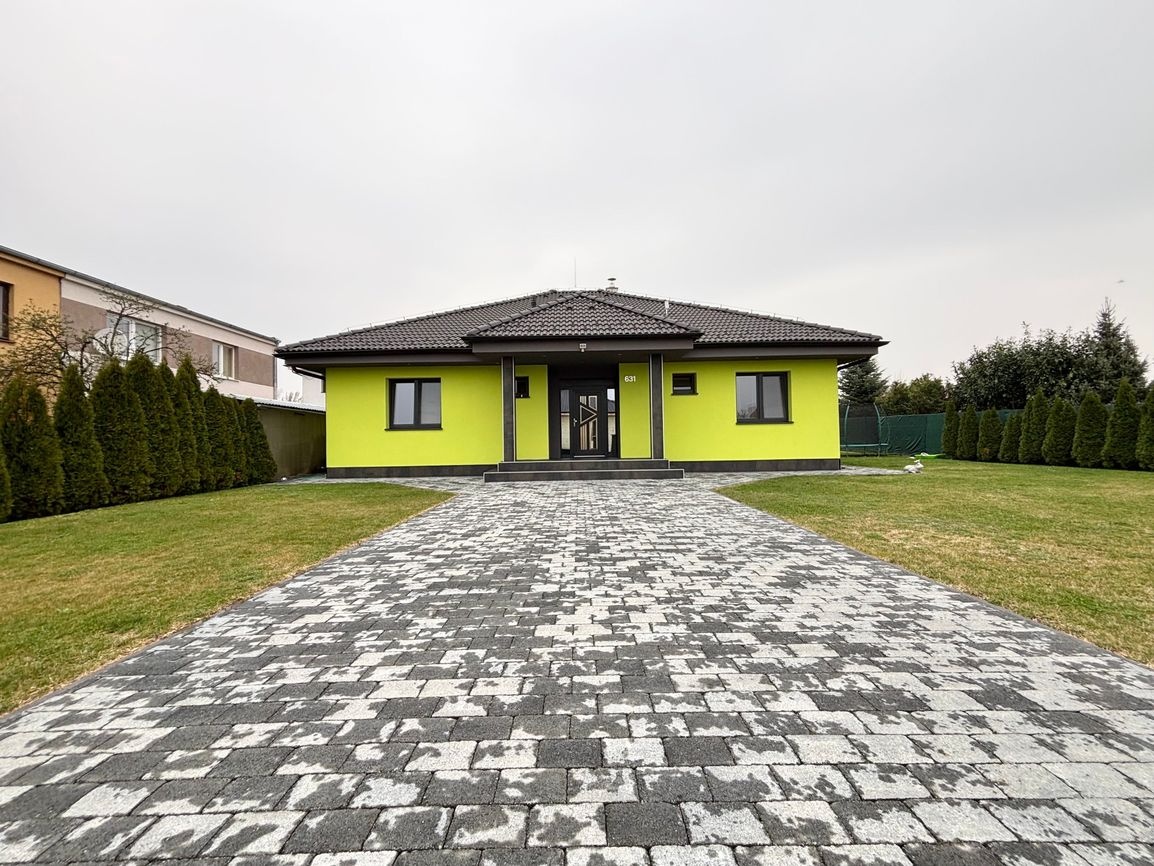 Moderný nízkoenergetický rodinný dom s veľkým pozemkom.