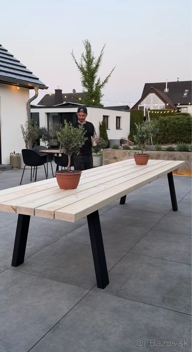 Výroba masívnych stolov na mieru – drevo + kov