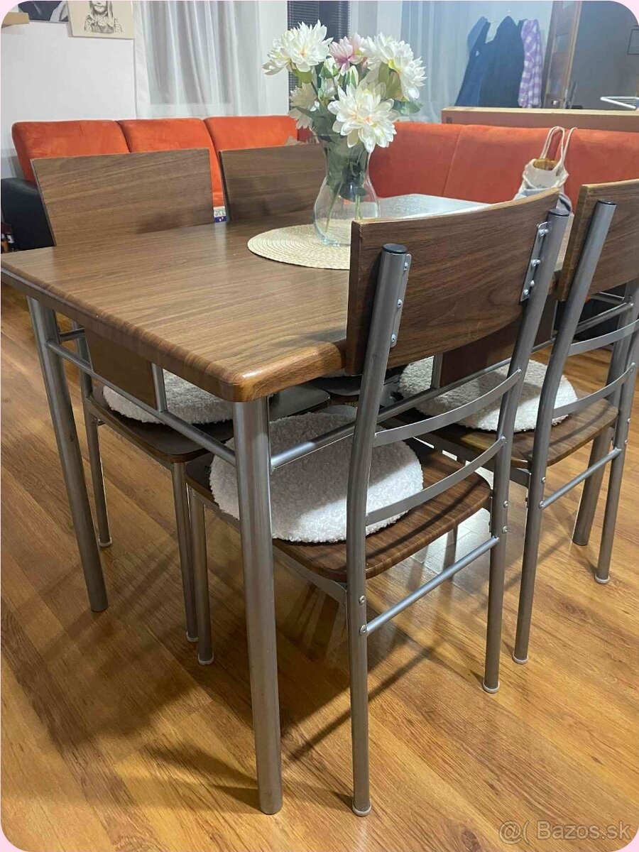 Jedálenský stôl a stoličky