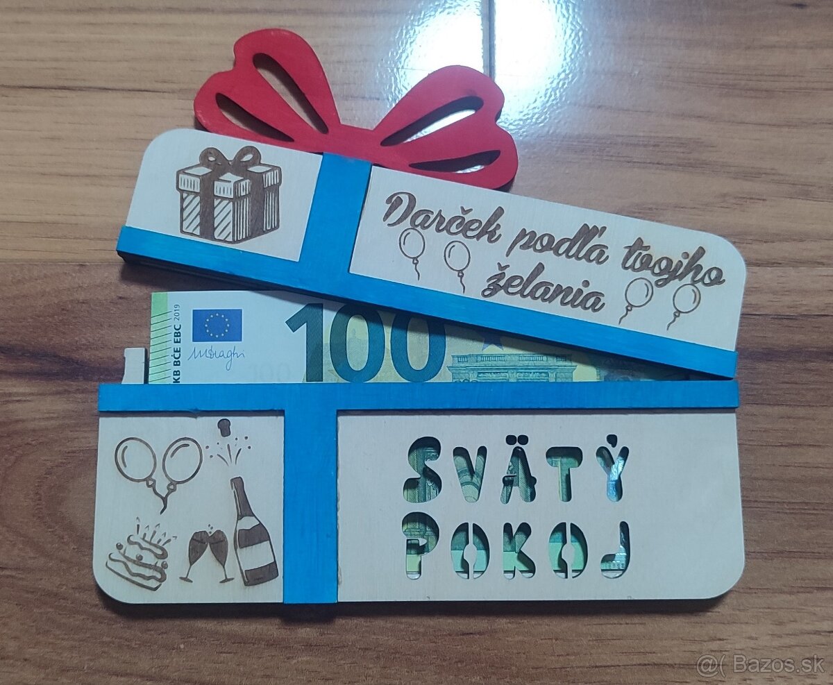 Drevená darčeková karta na peniaze v tvare darčeka Pokoj