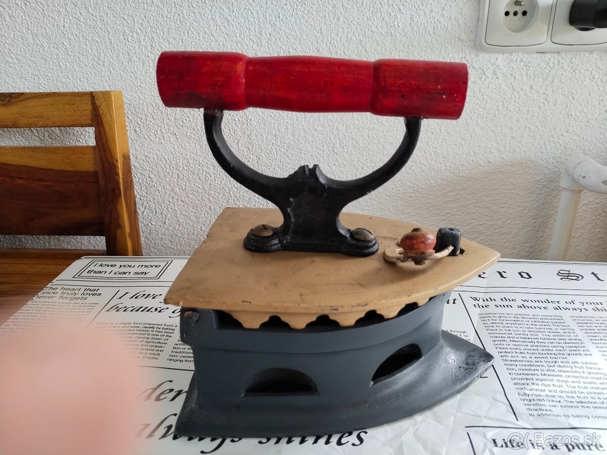 Žehlička na uhlí, starožitnost je tzv. uhelka