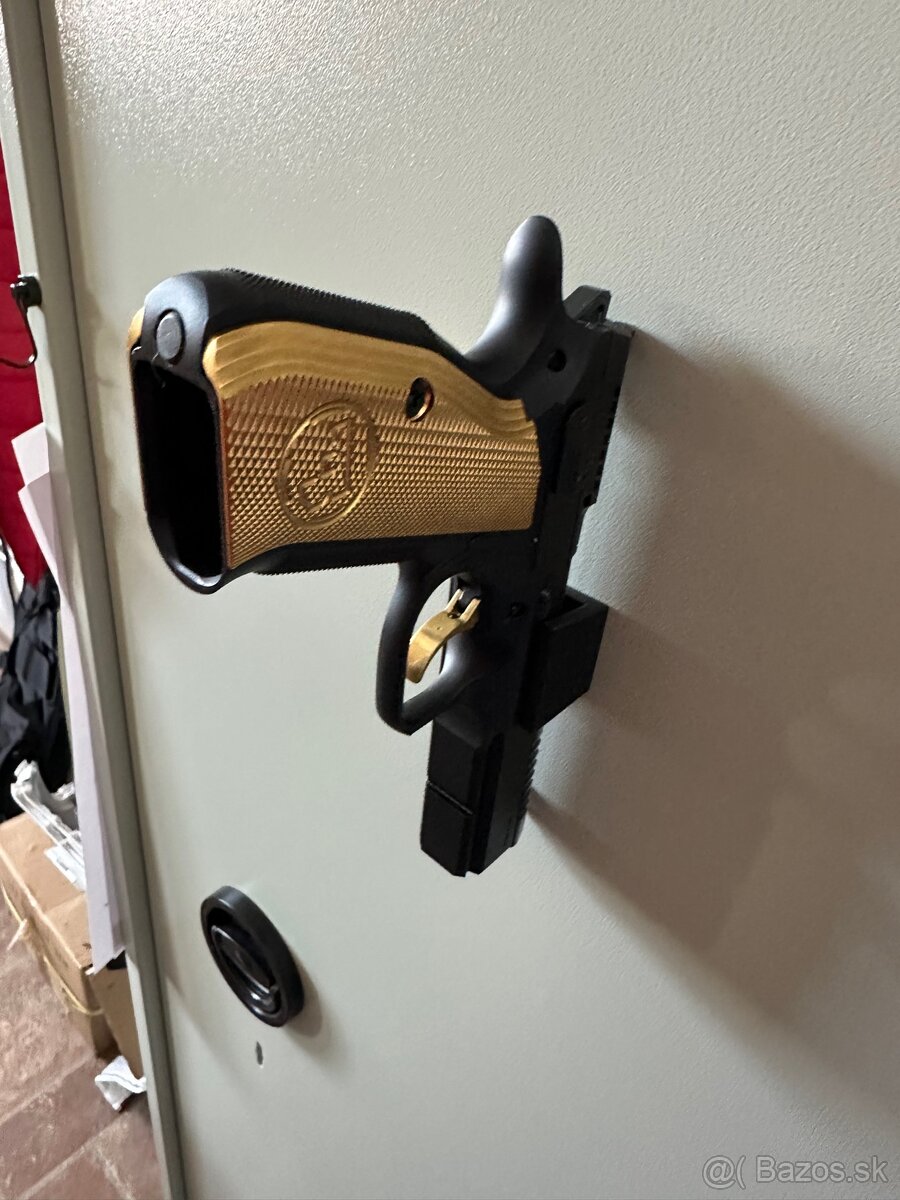 Magneticky držiak zbrane do trezoru