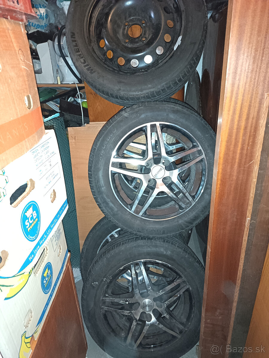 Sada zimných pneu na elektrónoch C4