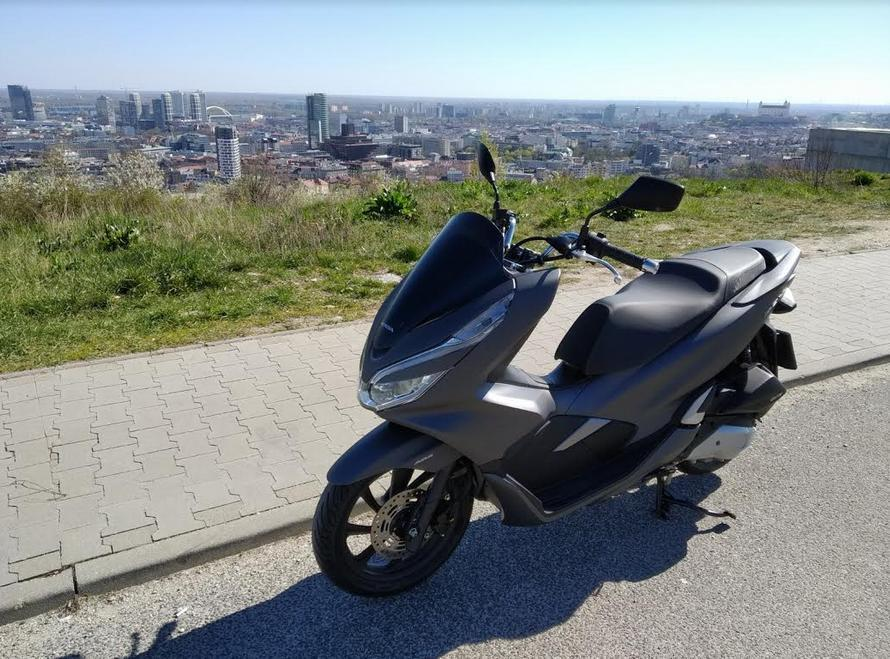 Honda PCX 125 top stav - malo km