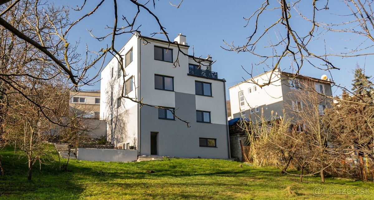 REZERVOVANÉ Dom kráľovských rozmerov. 7i Nová Baňa.