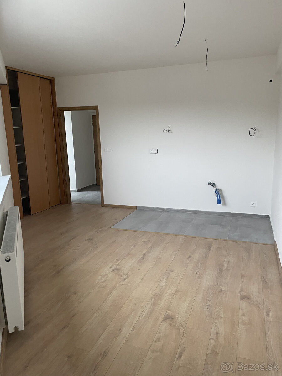 Štýlová garsónka v centre Nitry s balkónom a pivnicou