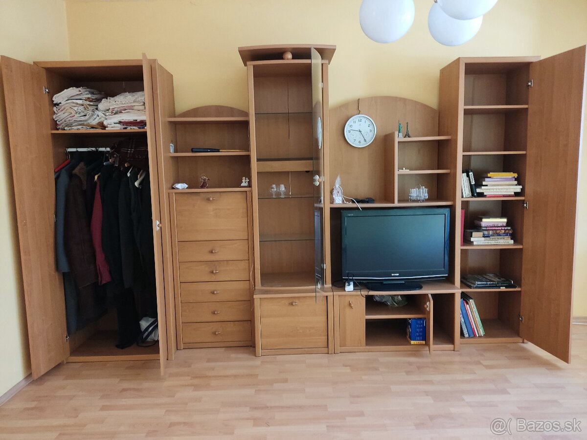 Staršia obývacia stena