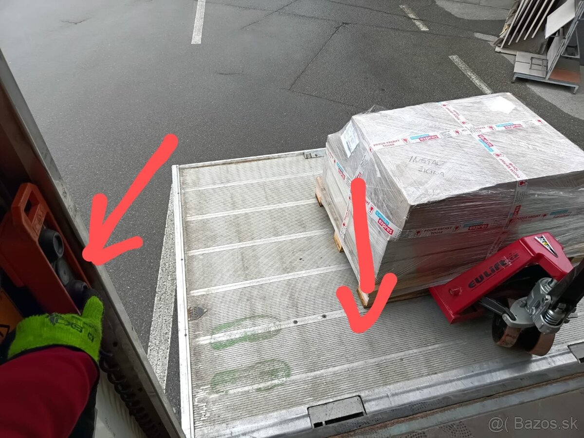 Praktický príves s hydraulickou rampou