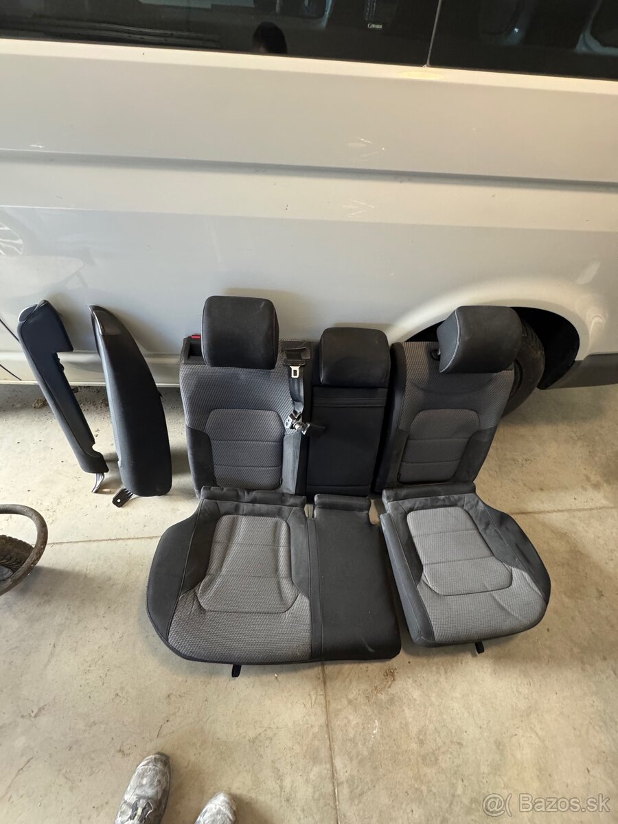 Zadné sedačky Passat B7