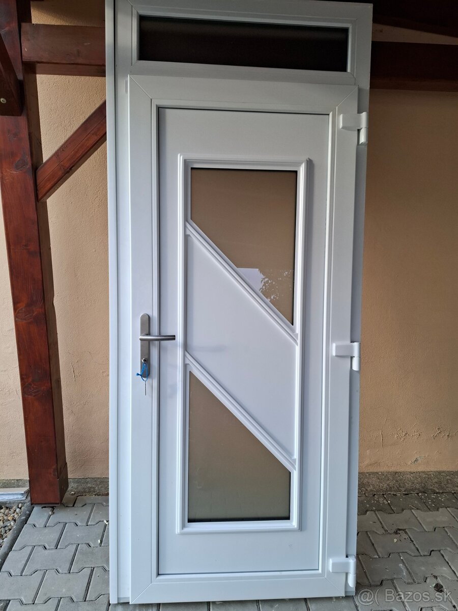 Predám vchod. dvere plastové