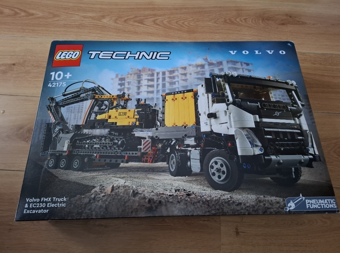 LEGO® Technic 42175 Volvo FMX a elektrický bager EC230