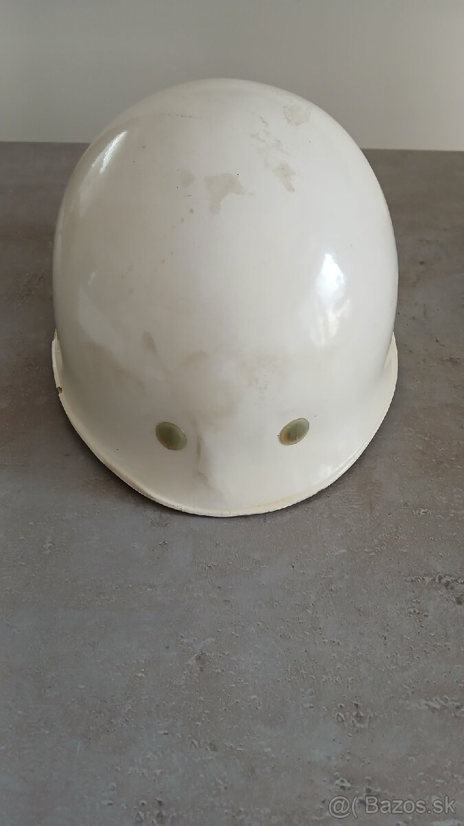 Hasičská prilba a opasok