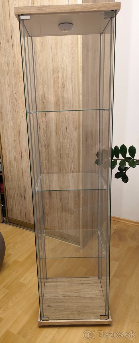 Presklená vitrina