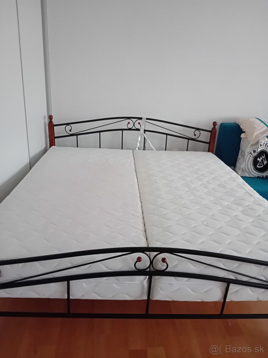 Manzelska postel s matracmi
