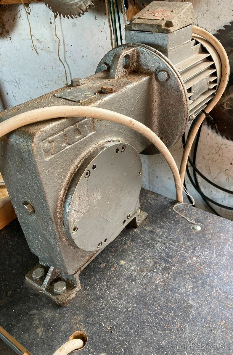 motor s prevodovkou a mlynček
