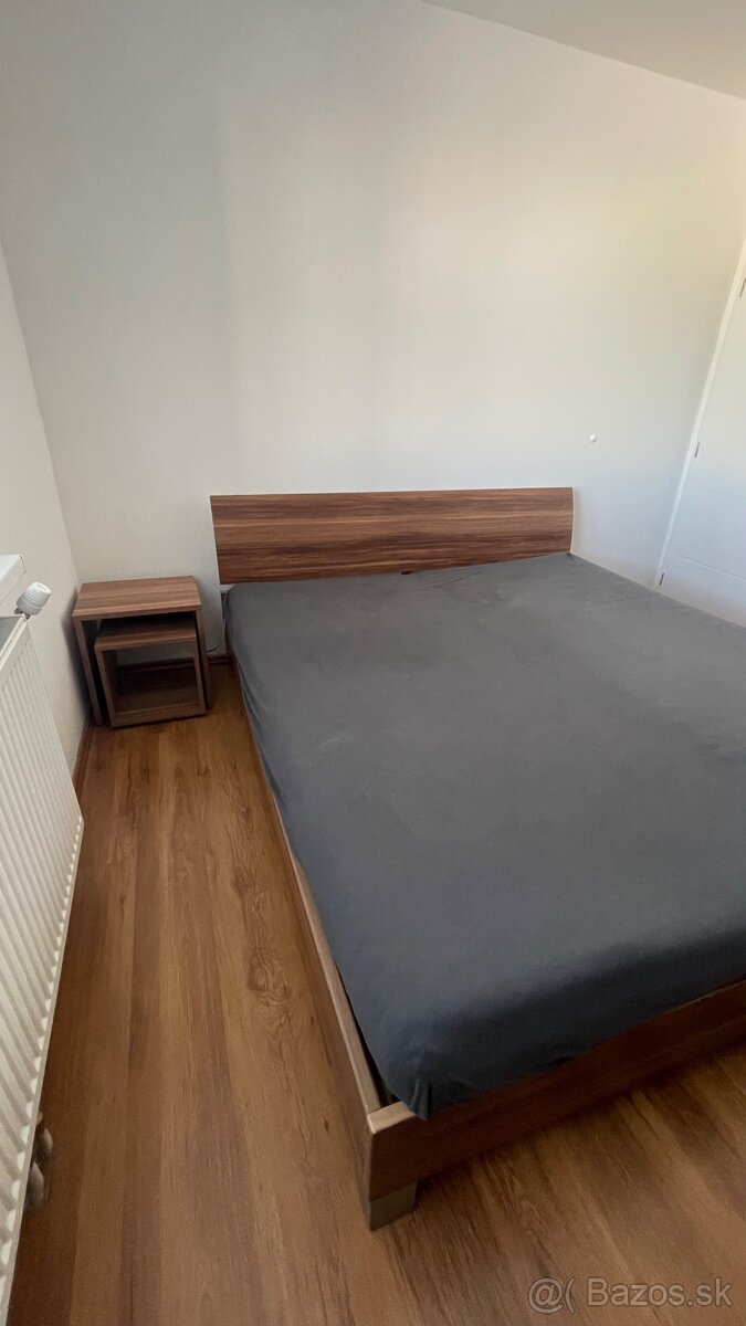 Manžeská posteľ
