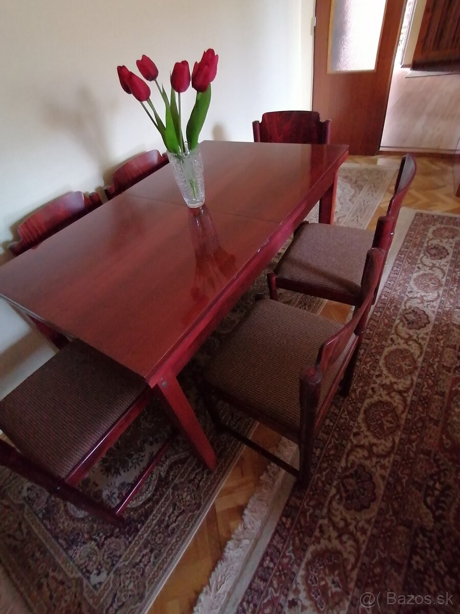 Jedálenský stôl