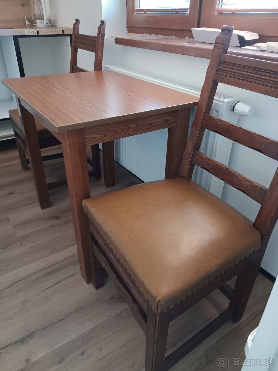Kuchynský stôl a stolicky