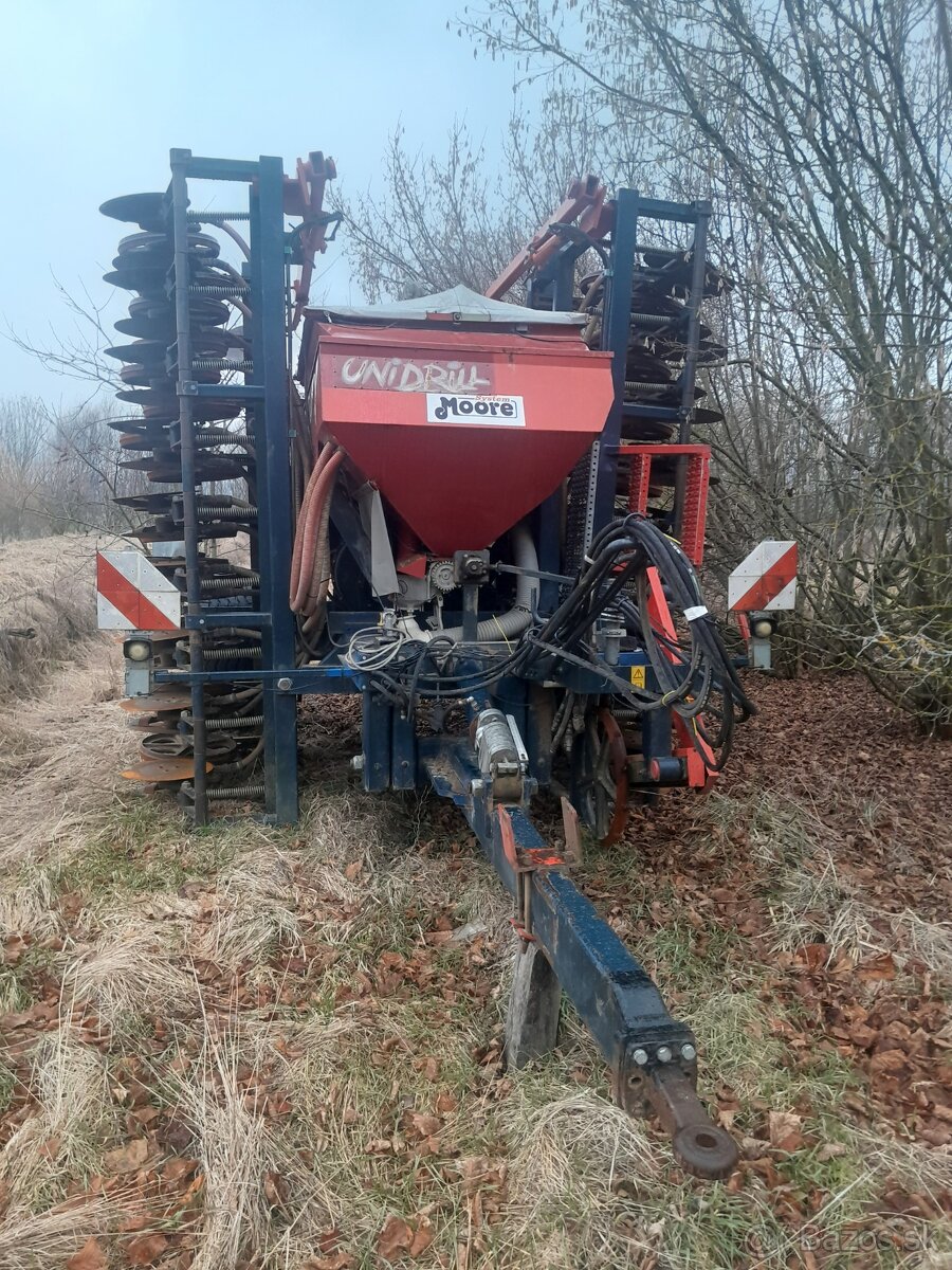 Bezorebná sejačka na priamy výsev Moore Unidrill
