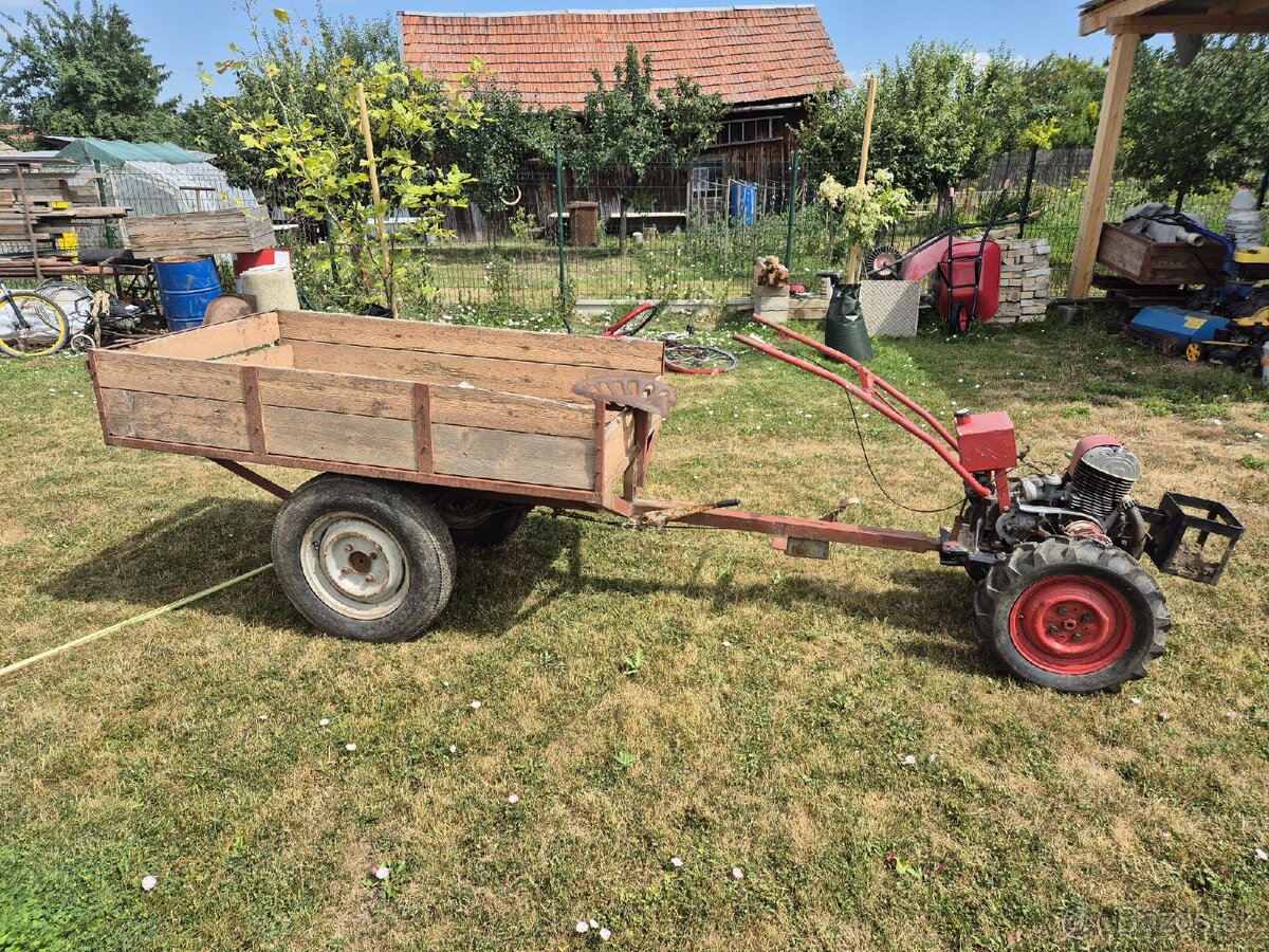 Malotraktor z vlečkou