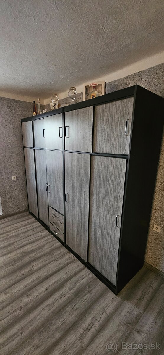 Šatniková skriňa