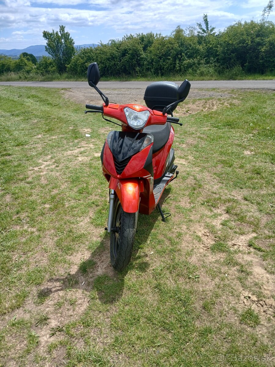 Skuter 125 i