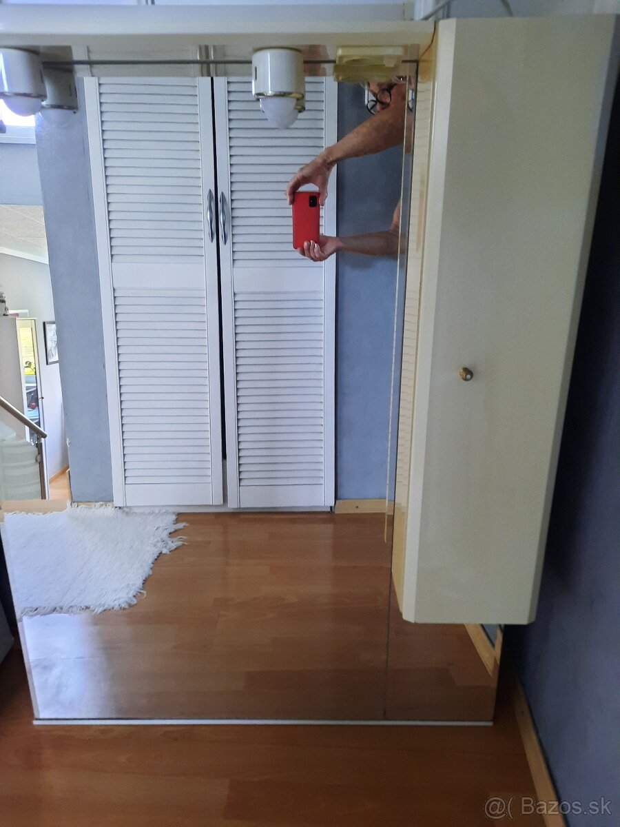 Kúpeľňové zrkadlo so skrinkou s osvetlením