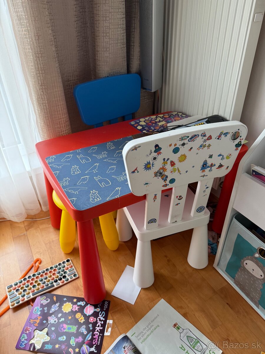 detský stol a 3 dtolicky Ikea