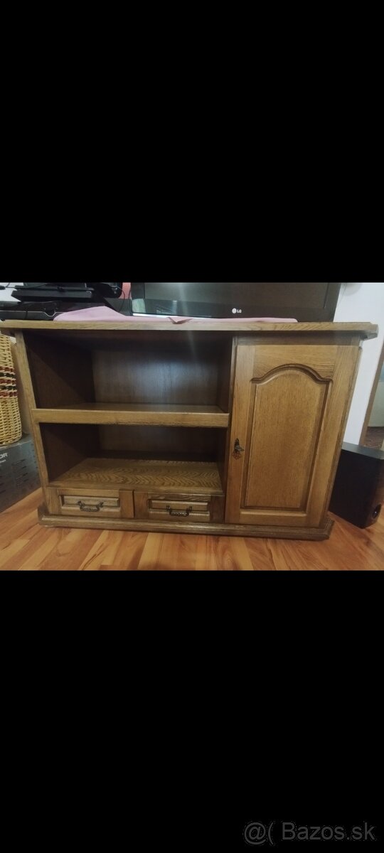 TV stolík z masívu