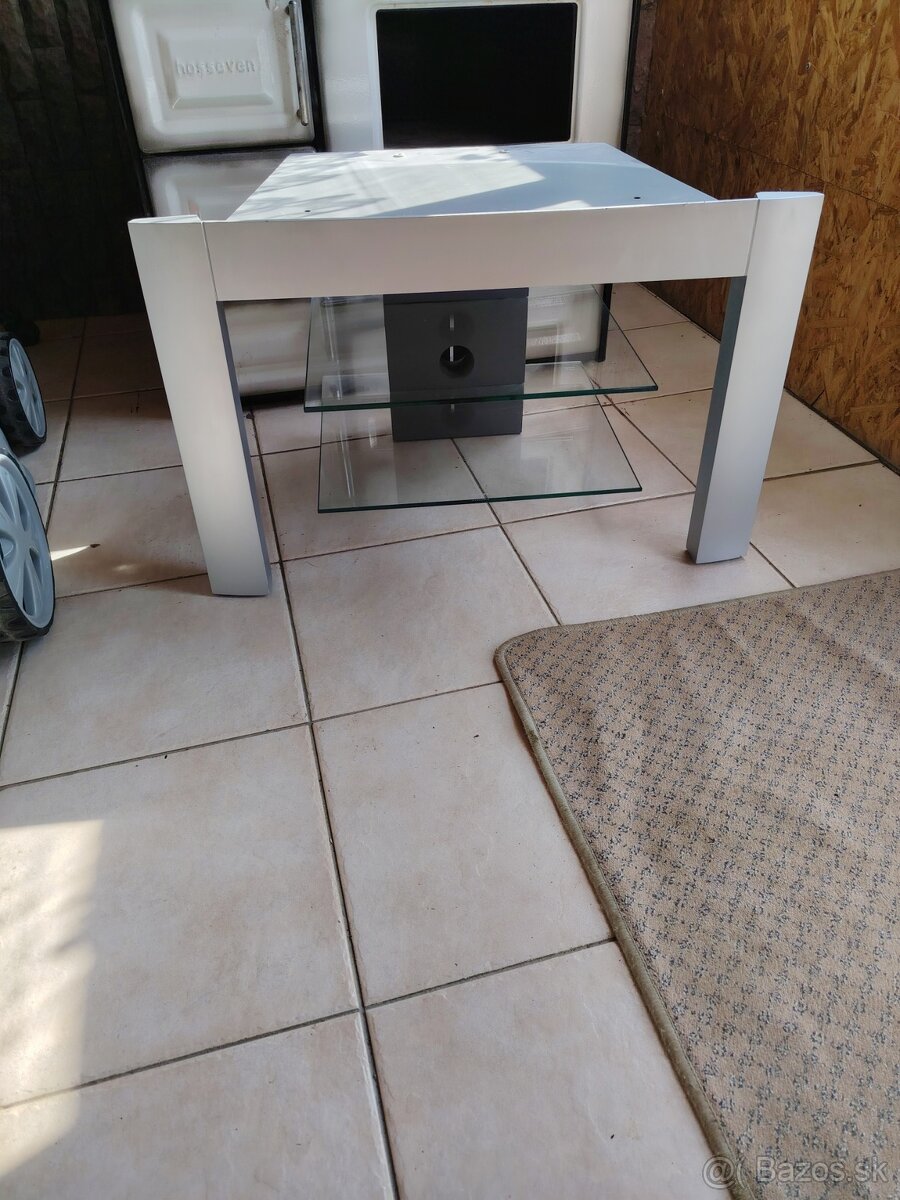 Stolík pod televízor