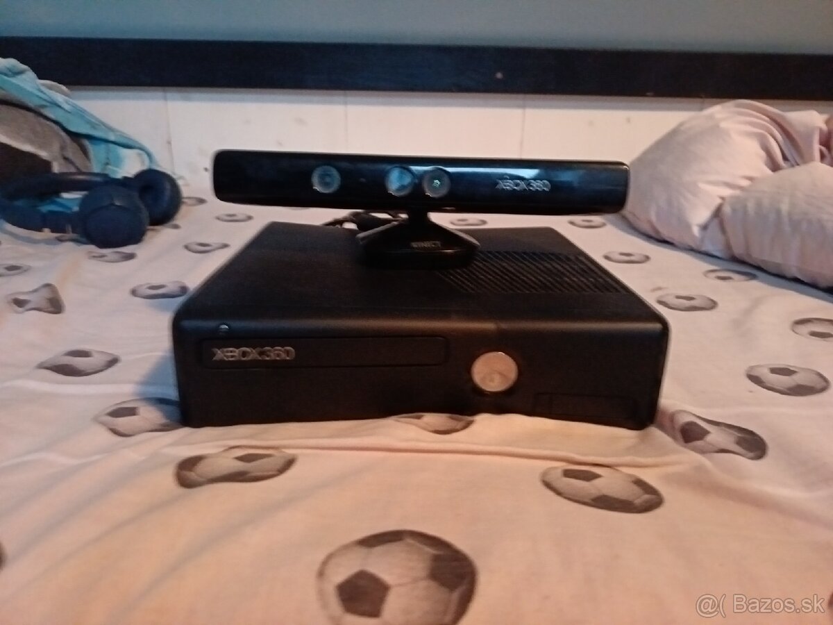 Xbox 360 + Kinect + 2 Ovládače +5 Hry