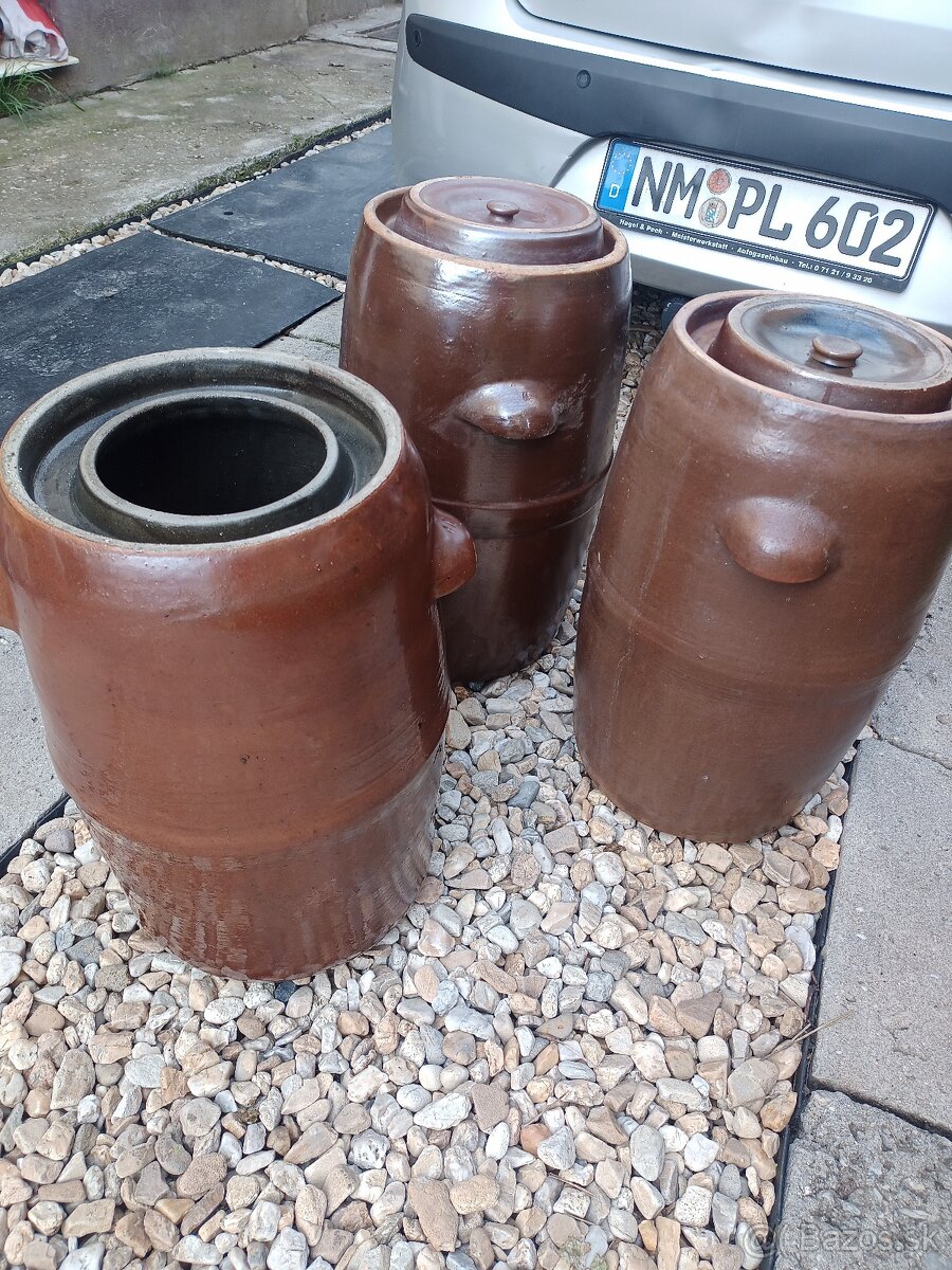 Veľké keramické sudy na kapustu, skorej ako dekorácia