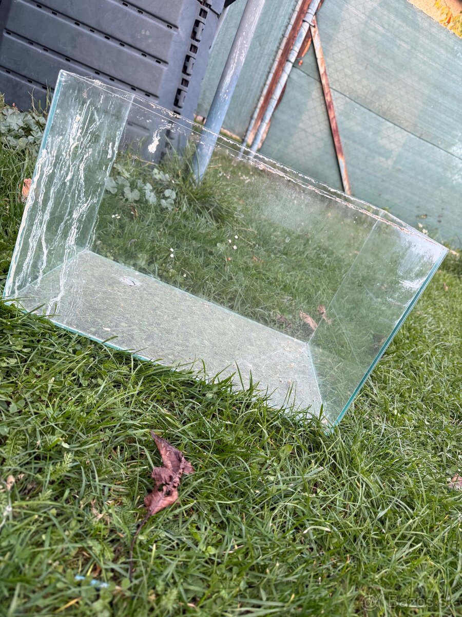 Akvárium stredné – 48 × 29 × 29 cm (cca 40 l)