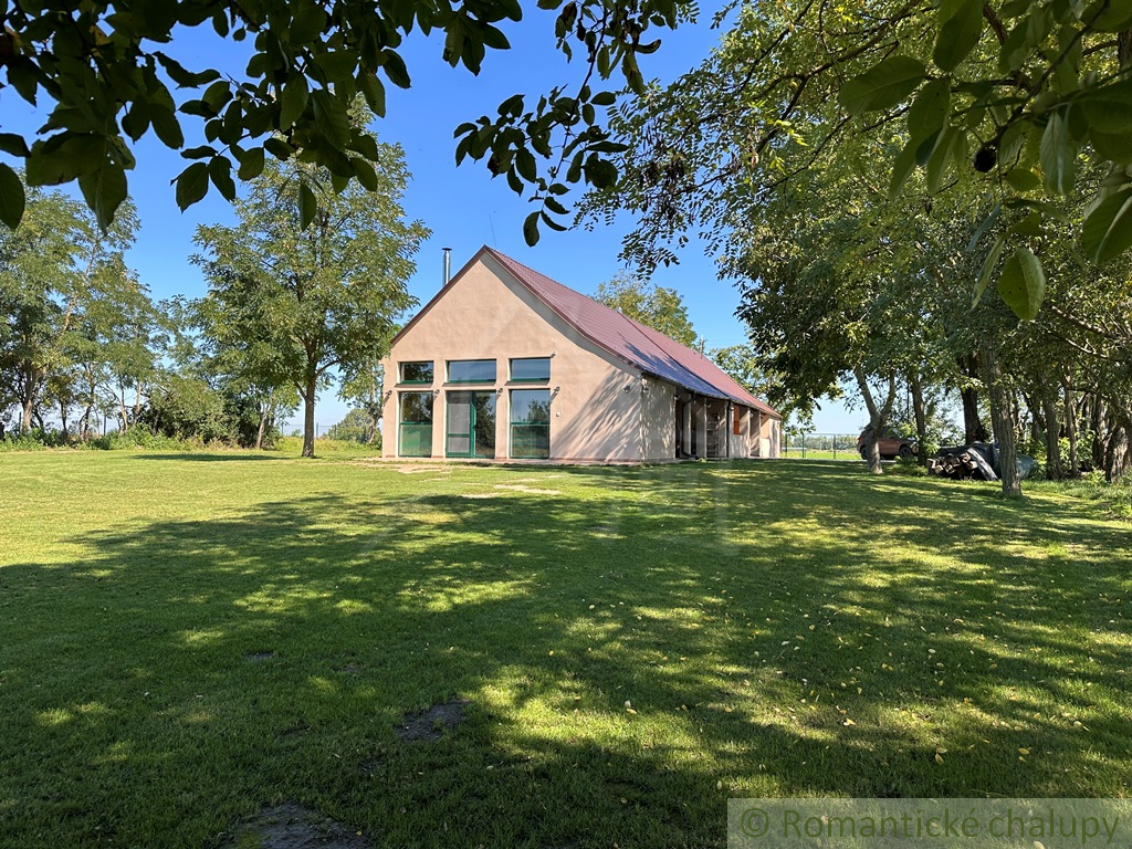 Vidiecky dom na samote s veľkým pozemkom na bývanie, chalu