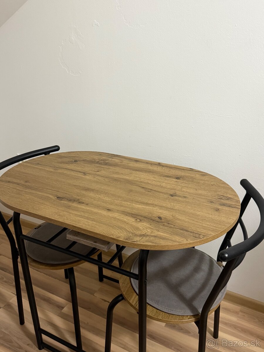 Stvôl dvoma stoličkami