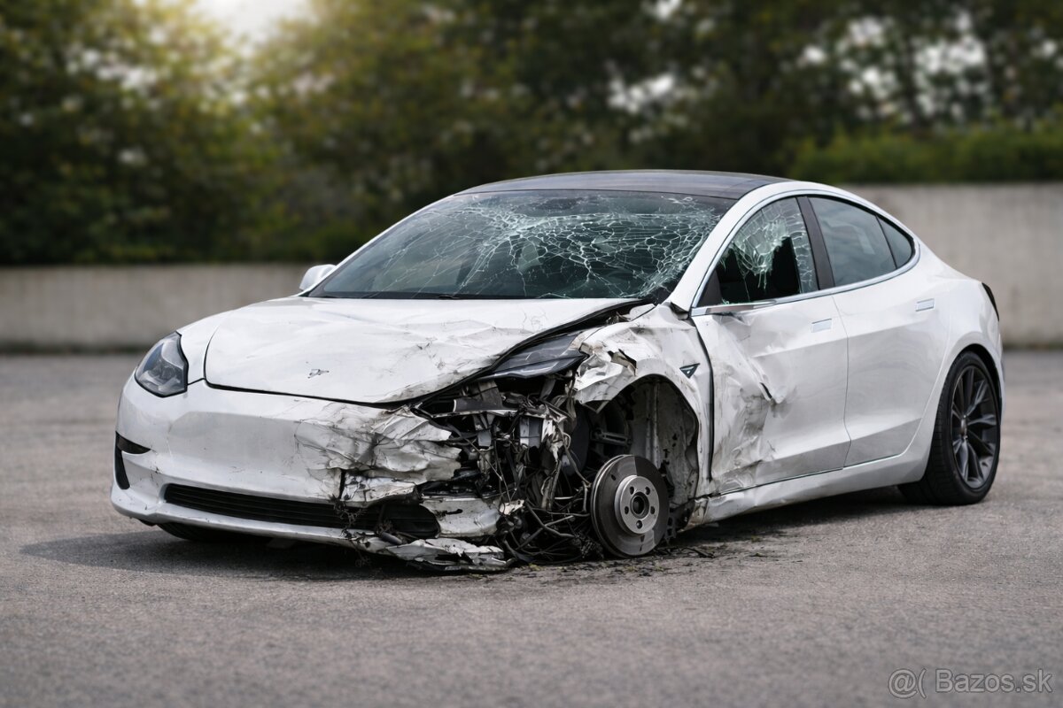 Kúpim poškodenú alebo nepojazdnú Teslu
