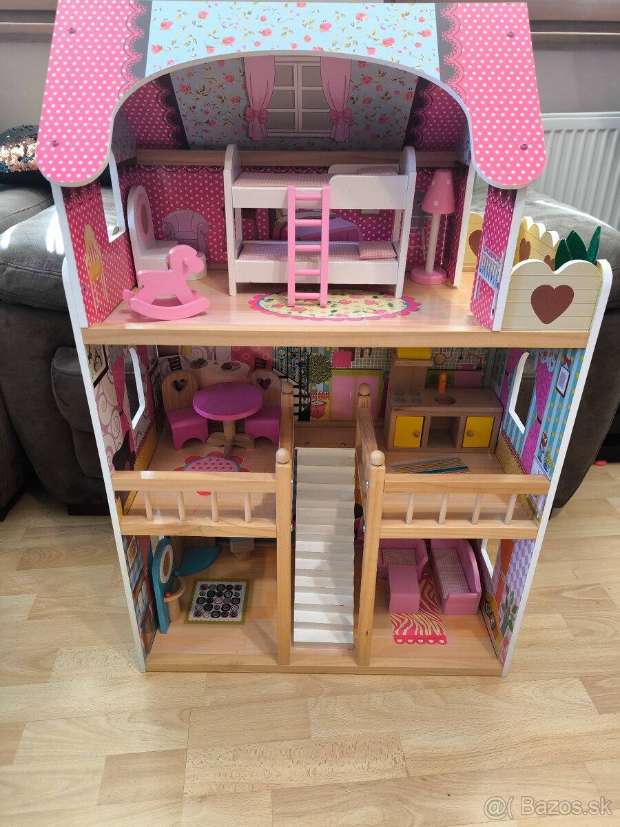 Drevený domček pre bábiky