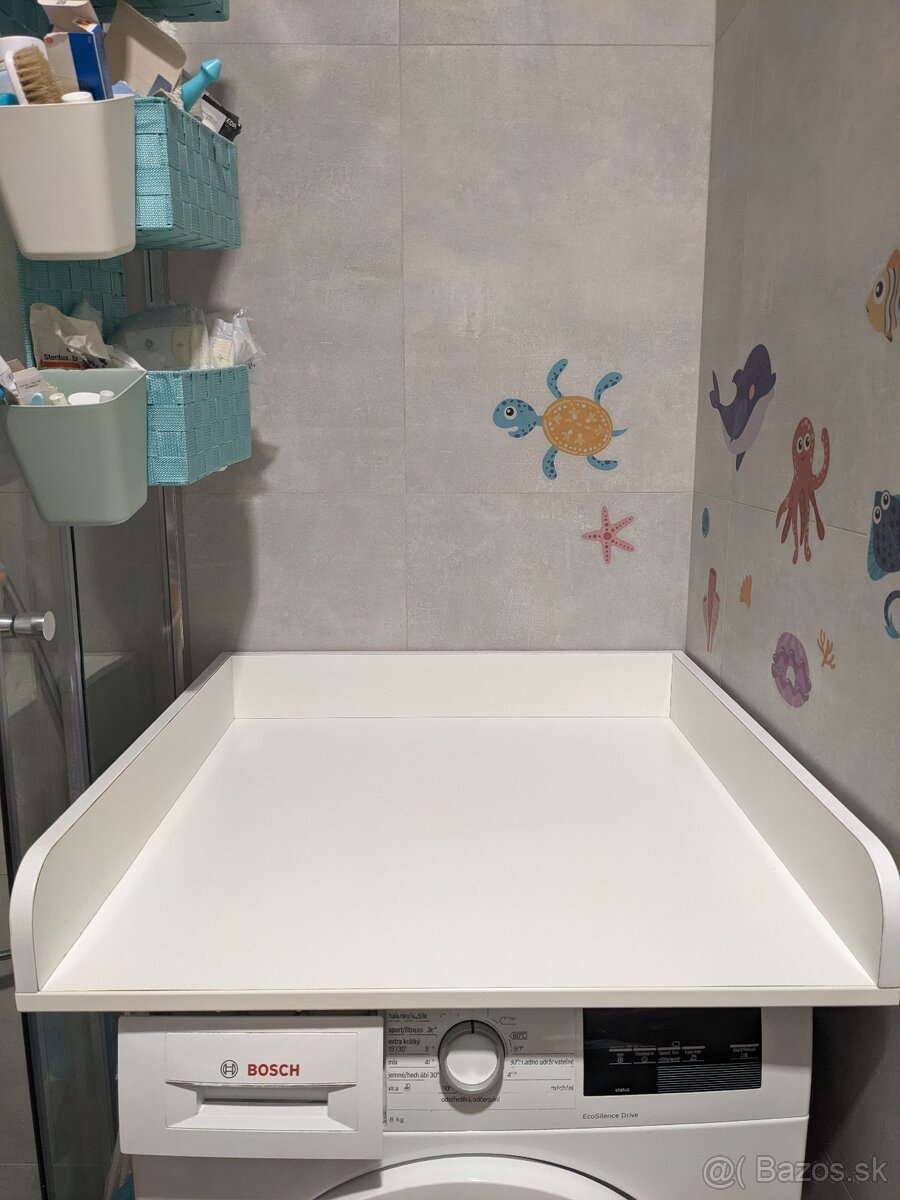 Prebaľovací pult na práčku