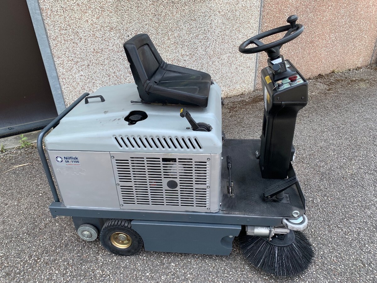 NILFISK SR 1100 Eco zametaci stroj motor benzín Honda+24V