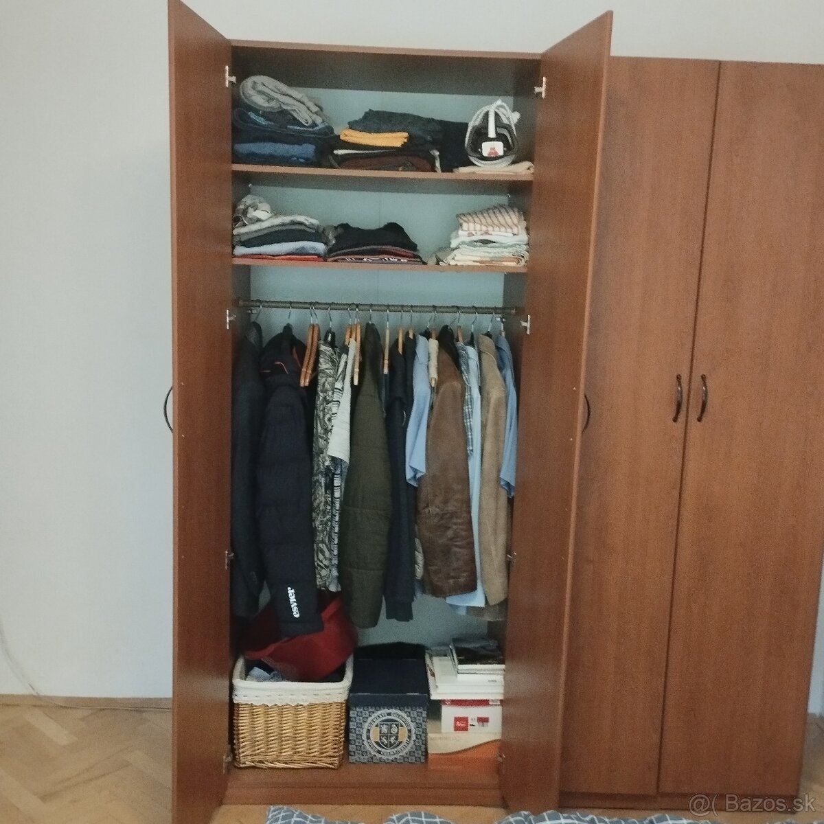 Ponúkame na predaj šatníkové skrine