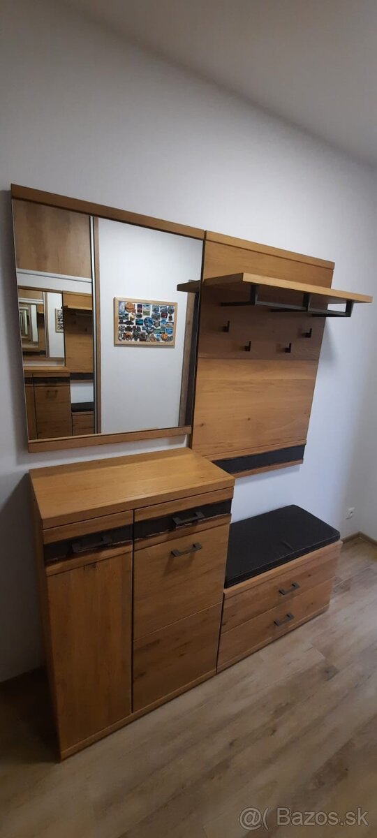 Chodbová zostava na mieru z dreva (nie preglejka)