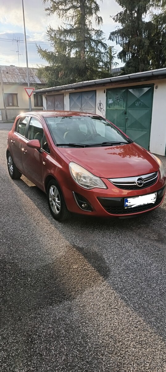 Opel corsa 1.2 63 KW,benzín rok 2012.
