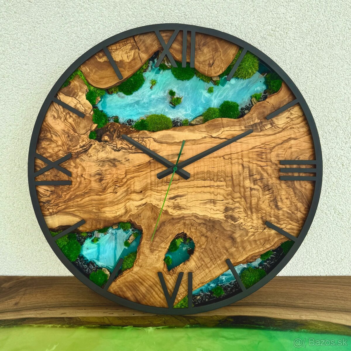 Machove hodiny s drevom a epoxidom 50cm Olivove drevene