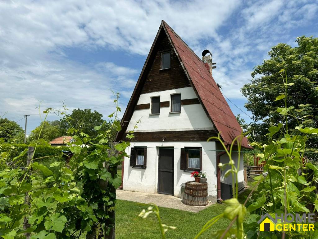 NA PREDAJ POSCHODOVÁ CHATA S VYNICOU A VÍNNOU PIVNICOU NEĎAL