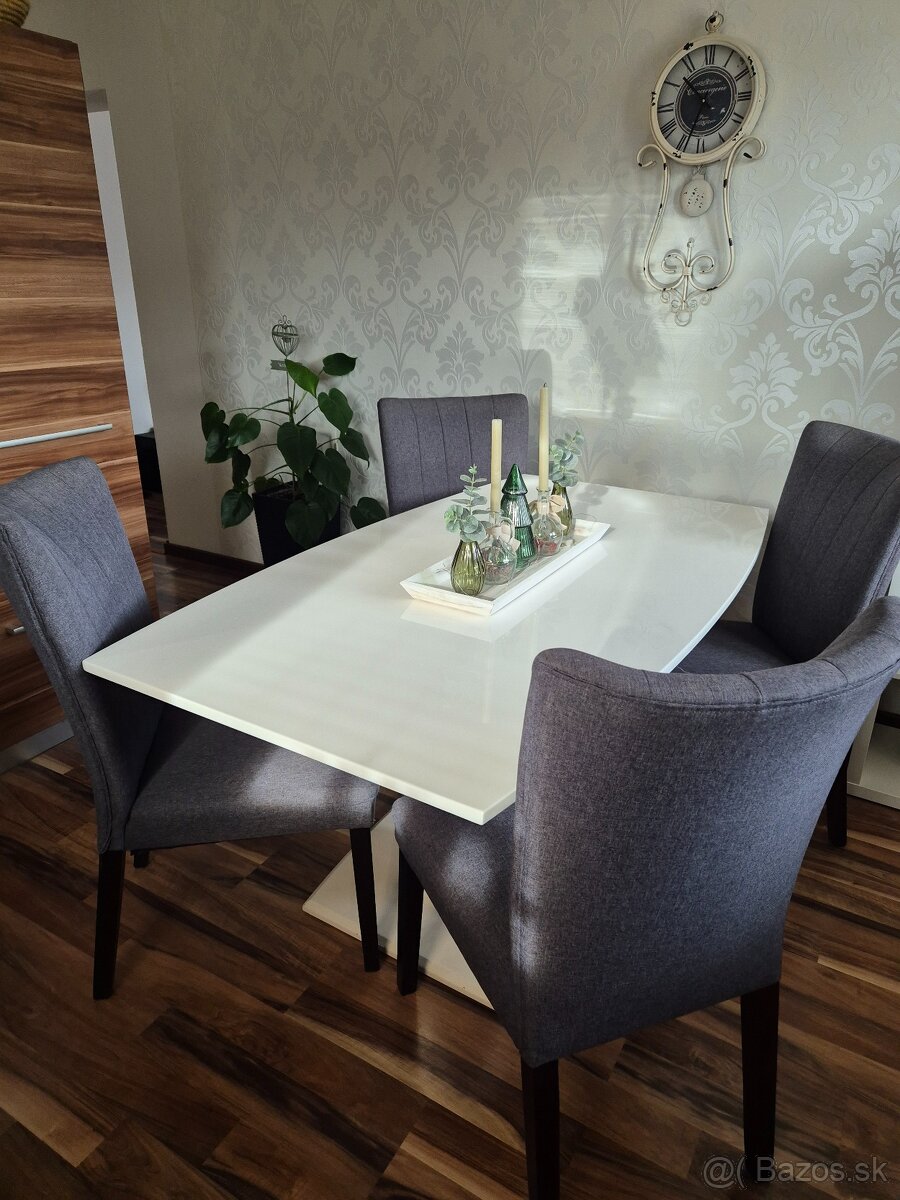 Stôl a stoličky - jedálenský set