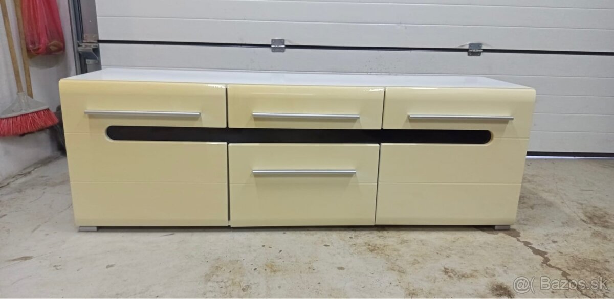 Skrinka pod televízor