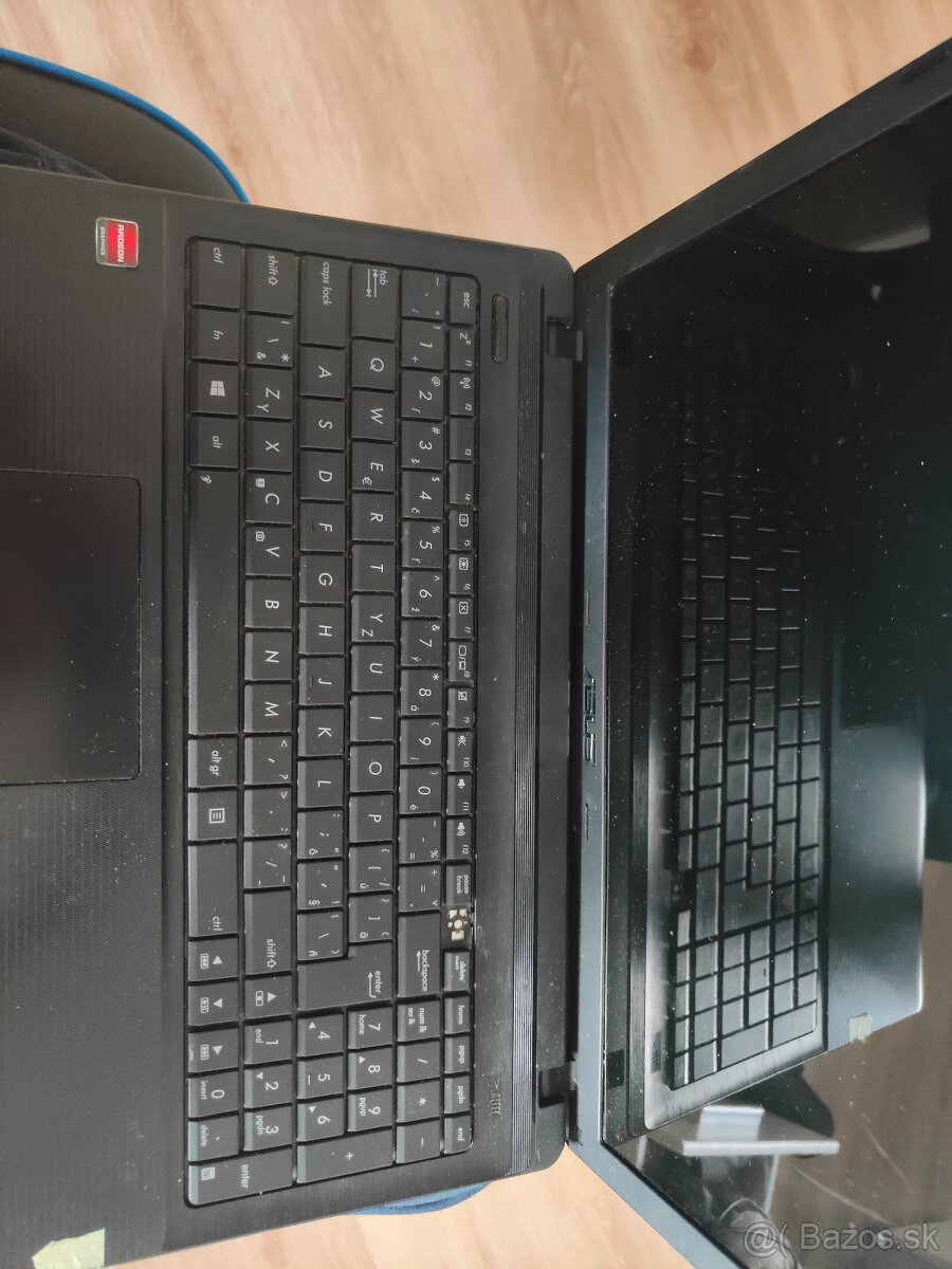 Asus x55u není celý