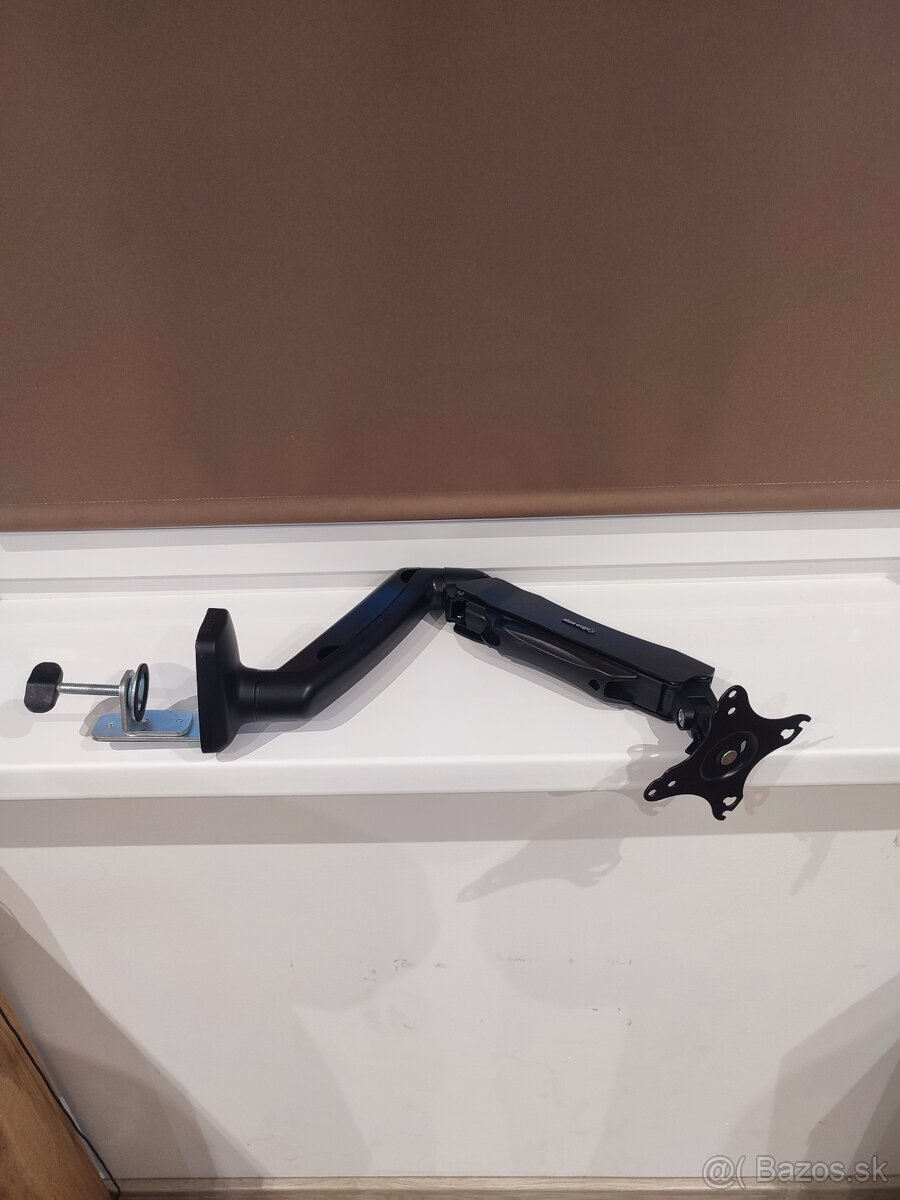 Predam držiak monitoru.