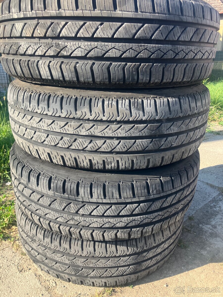Celoročne pneu 215/60R17